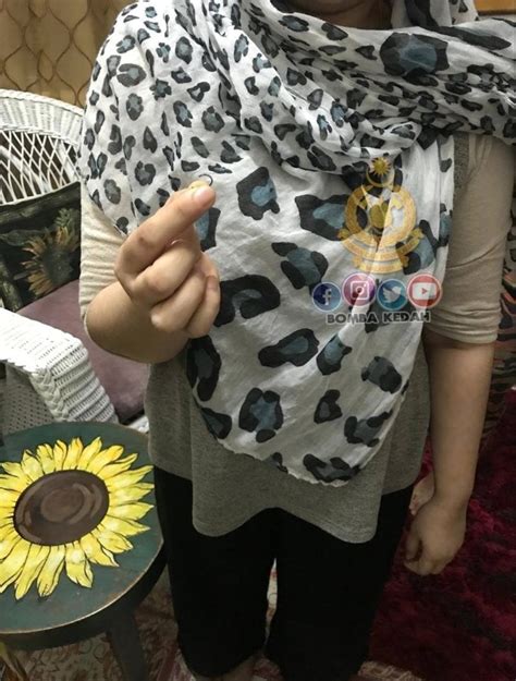 Suamiku bukan orang indonesia, dia adalah orang taiwan dan kami memiliki seorang anak perempuan yang sangat cantik dan sudah berusia 8 tahun sekarang ini. Subang Tersangkut Di Hidung Dan Tak Dapat Dicabut, Wanita ...