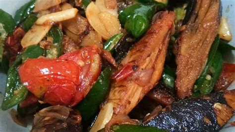 Ikan tongkol pindang digoreng terlebih dahulu setengah matang. Resep Tumis Tongkol Goreng Cabai Hijau yang Cocok untuk ...