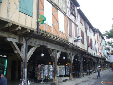 J'aime m'installer à une terrasse sous les couverts de la place principale de mirepoix pour prendre un verre avec des amies. Photo : Couverts de mirepoix
