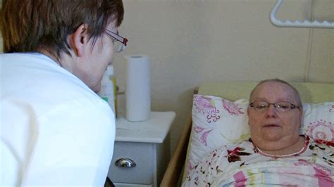 Erfolgt palliativpflege zu hause, sind die kosten in der regel von der krankenkasse zu tragen. Das Palliativ-Care-Team bei einer Patientin zu Hause - YouTube