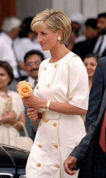 In de loop van de jaren worden de rokken wat korter en de hakken hoger. Princess Diana | Kapsels, Grijs haar kapsels, Kapsels voor ...