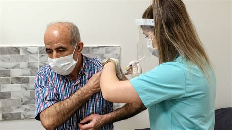 Bu uygulama nedeniyle biontech aşısını seçenler randevu günü ve saatinde hastanede olmasına karşılık aşı yaptıramadan eve dönebiliyor. Türkiye'de BioNTech aşısı yapılmaya başlandı - Dünya Gazetesi