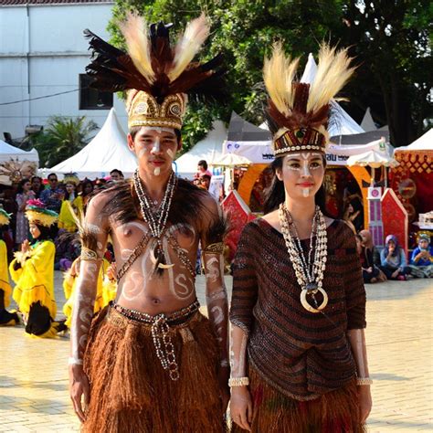 Baju beskap adat sunda pria dewasa pakaian tradisional murah halus. Menawannya Pakaian Adat si Mutiara Hitam (Papua Barat) - Ragam Etnik