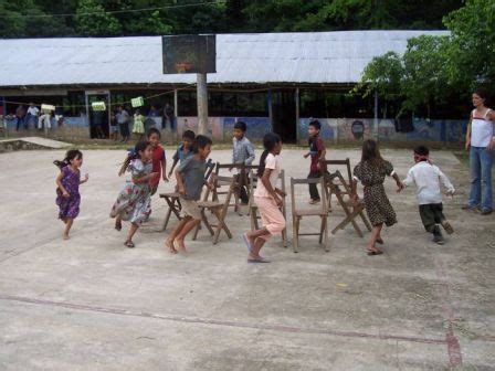 Cómo jugar a la rayuela con los niños, las normas de este juego tradicional. A DIVERTIRNOS CON LOS LIBROS