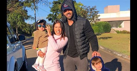 Hoje a pequena linda, filha caçula do casal, é uma bebê de cinco meses muito saudável, mas o começo da gestação não foi fácil. Adriana Sant'Anna é casada com ex-BBB Rodrigão, com quem ...