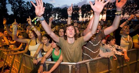 Pukkelpop is na een jaar terug van weggeweest en hogeschool ucll komt voor het 6de jaar als trotse partner mee. ANALYSE. Na maanden van 'mag niet' en 'kan niet', deed het ...