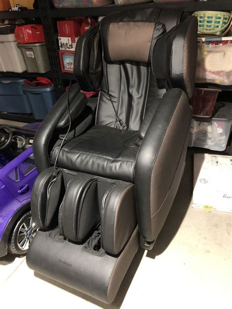 44l x 28w x 42h Brookstone Renew 2 Zero Gravity Massage Chair for Sale in La Verne, CA - OfferUp