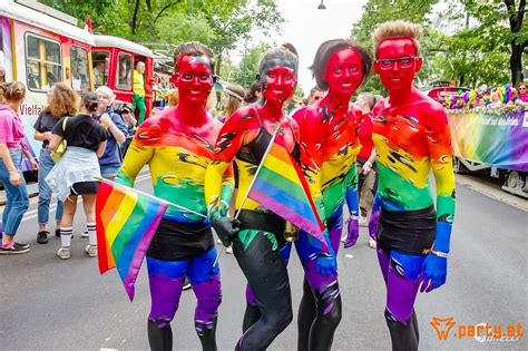 Regenbogenparade startete kurz nach 12:00 uhr, unter dem motto together & proud andersrum mit der ma 48 wien und den cops, sind genau 107 gruppen bei der wiener regenbogenparade. Party.at - Photos: Regenbogenparade 2017, Ring Wien