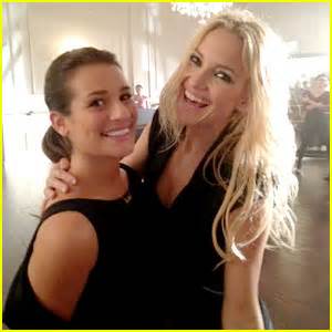 While kate hudson chatted to access about her three kiddos, her parents, goldie hawn and kurt we've got your first look at kate hudson on glee. Lea Michele & Kate Hudson on 'Glee' Set - First Look ...