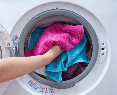 Dies kann der fall sein, wenn sie häufig bei niedrigen temperaturen und mit geringer waschmitteldosierung waschen. Waschmaschine - Hilfe, wenn die Wäsche Stinkt! · Ratgeber ...