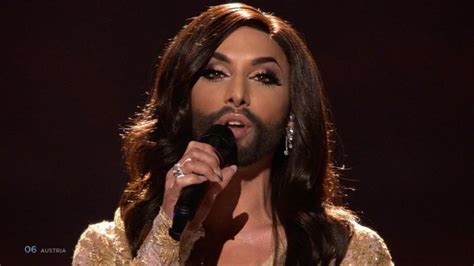 Conchita wurst, een travestiet met een baard. 'Vrouw' met baard naar finale | NOS Jeugdjournaal