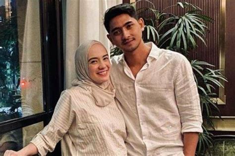 Termasuk juga keluarga ustaz solmed. Arya Saloka Dituduh Netizen Pakai Jimat, Putri Anne Beri ...