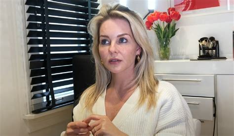 Officiele facebookpagina van chantal janzen. Chantal Janzen krijgt lading kritiek op 'té kort rokje' in ...