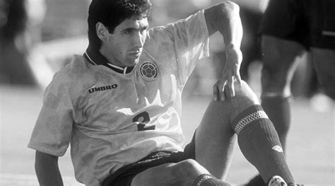 Ele foi assassinado por isso ou é lenda? A 20 años del crimen del futbolista colombiano que metió ...