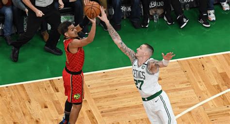 Trae young is an american guard on the atlanta hawks and wears his signature adidas trae young shoes on court. Trae Young rate le shoot de la gagne : la muraille s ...