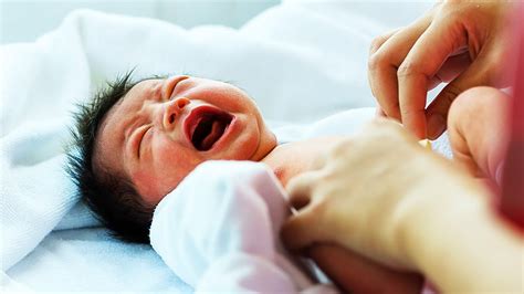 Bayi anda sering menangis tanpa sebab yang jelas (seperti lampin yang kotor, berasa lapar, atau mahu tidur). Jangan Biarkan Berlarut, Begini Cara Mengatasi Kolik Pada ...