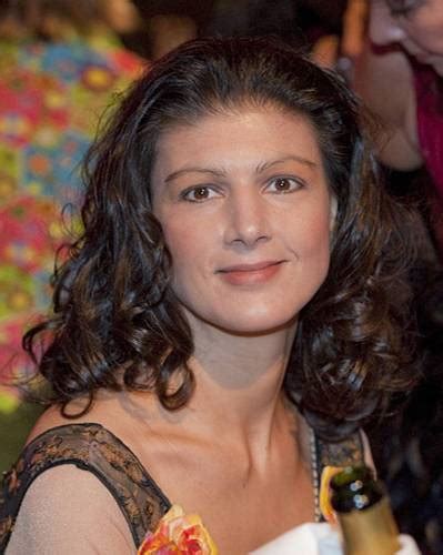 „sahra wagenknecht vertritt, wie hier nachweislich gemacht, ein eigenes, dem programm der linken in vielen punkten widersprechendes programm, kritisieren die initiatorinnen und initiatoren des. Porträt: Sahra Wagenknecht: Ihr Herz schlägt links ...