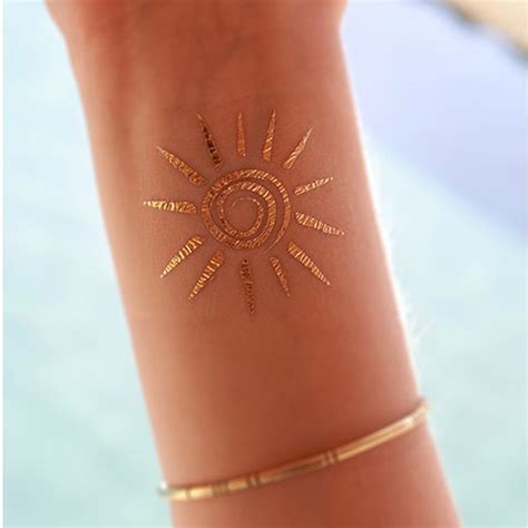 Here is an easy gold henna' tutorial for beginners and pros!this is one of the popular design which has been trending. 20 Shiny And Girlish Gold Henna Tattoos - Styleoholic