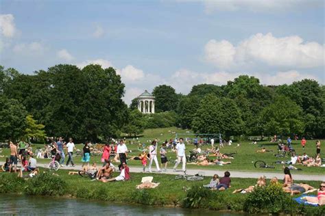 Da stehen sie nun im englischen garten und schauen in die röhre. english garden munich nudist area | Fasci Garden