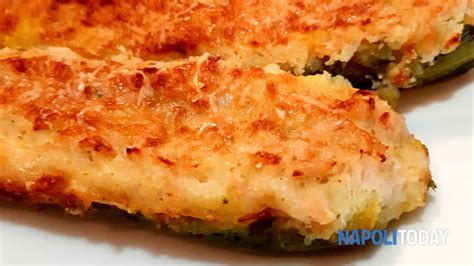 Voi in che modo farcite le patate? Zucchine ripiene di patate e tonno