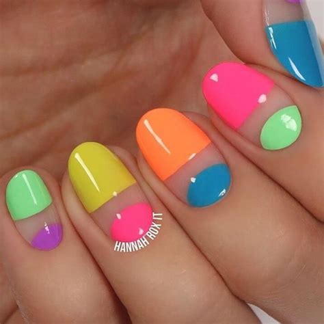 Las uñas de color neón lentamente se han posicionado como una tendencia en el mercado ya que aportan a las uñas colores realmente llamativos y que se salen completamente de los típicos colores brillantes y pasteles. uñas colores fluo | Uñas cortas de acrílico, Uñas de gel y Manicura de uñas