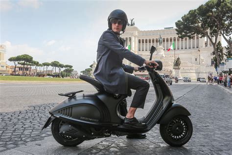 Η έκδοση vespa 946 christian dior θα κυκλοφορήσει σε περιορισμένη παραγωγή, και σε τιμή που δεν έχει ανακοινωθεί ακόμα, την άνοιξη του 2021 αρχικά στις μπουτίκ dior και κατόπιν σε επιλεγμένα motoplex καταστήματα της piaggio. Vespa 946 Coming Next Month; Launch Postponed