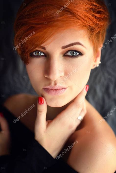 Tubegold.xxx ne possèdent pas produire ou de vendre tout mature baise par jeune garcon vidéos affichées. Portrait d'une belle jeune femme rousse avec des cheveux courts sur un fond sombre ...