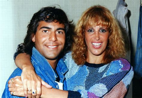 Si bien fue de público conocimiento su relación con la cantautora celeste carballo en los años 1980, sandra mihanovich se ha negado a realizar además de ser su ahijada, sonsoles rey es la hija de su actual pareja (desde 2008) marita novaro. CANTATE ALGO, CHE: 2014