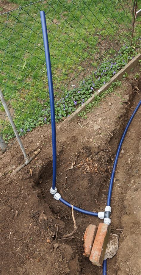 In der regel müssen die rohre mindestens einen meter tief verlegt werden, um zu vermeiden, dass sie im winter einfrieren. Himbeerbines Gartenleben: Neue Wasserleitung - Verlegung ...