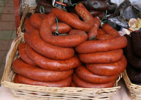 Cebolla horcal, arroz, manteca y sangre de vacuno, especias y pimentones cuidadosamente seleccionados dan como resultado una morcilla tradicional a la antigua. Vídeo: Cómo distinguir (y cocinar) la auténtica morcilla ...