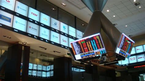 Stockbrokers talk in front of the electric board showing the realtime index in a visitor's space at bovespa stock exchange in sao paulo, brazil. BOLSA DE VALORES HOJE - COTAÇÃO BOVESPA | Digitei