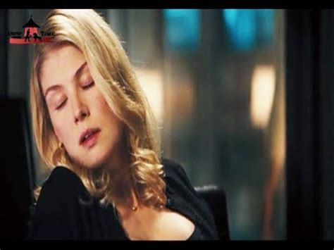Born on january 27, 1979 in london, england, actress rosamund mary elizabeth pike is the only child of a classical violinist mother, caroline (friend), and an opera singer father, julian pike. Jack Reacher Tom Cruise Rosamund Pike Romantic Scene (2012 ...
