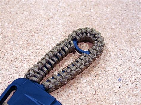When you're done merging all the threads, tie a tight knot on the end of the bracelet. paracord wrap,425 TACTICAL CORD,TOP BRAID, IZULA | Nohy