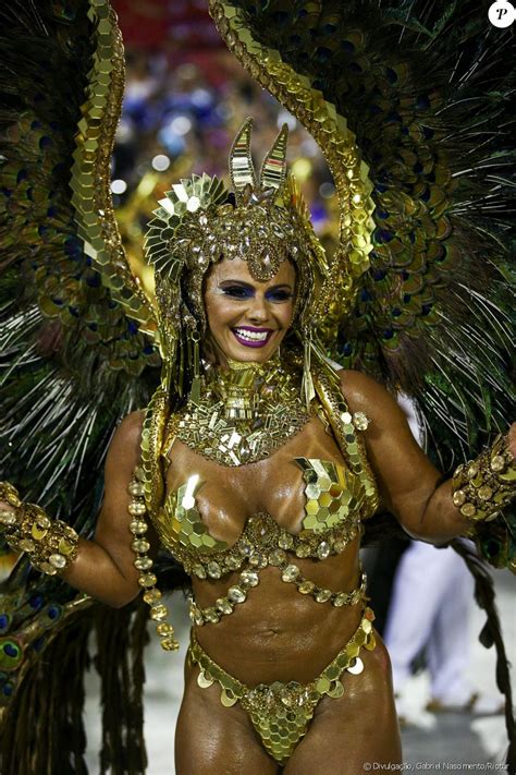 É famosa por suas diversas participações nos carnavais de são paulo e do rio de janeiro , desfilando há mais de uma década em ambos, sendo por muitos. Viviane Araujo esbanjou o corpo sarado como rainha de ...