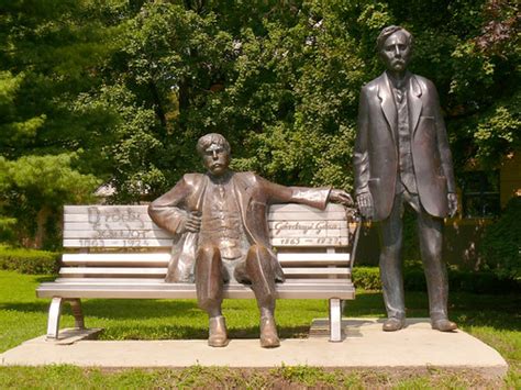 A háromalakos bronz kompozíció középső alakja maga, a kardját magasba lendítő dobó. Eger - Érsekkert - Bródy-Gárdonyi-szobor 02 | Bródy Sándor é… | Flickr