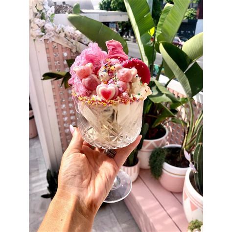 The olsen twins owe their fame to full house but were the only cast members to decline. THE OLSEN TWINS 👯an ice cream for 2 soul sistas to share ...