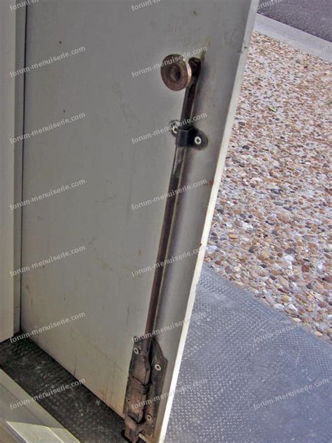 La pose d'un rideau isolant dépend du choix de la tringle. Forum Menuiserie Bricovidéo | Conseils installation d'arrêt de porte sur des volets en bois.