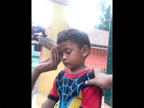 Kunjungi artikel berikut ini untuk jika anda bermimpi memiliki rambut panjang yang dipotong pendek, mimpi tersebut memiliki makna bahwa anda akan kehilangan kekuatan diri. Anak kecil di potong rambut (tidur) lucu - YouTube