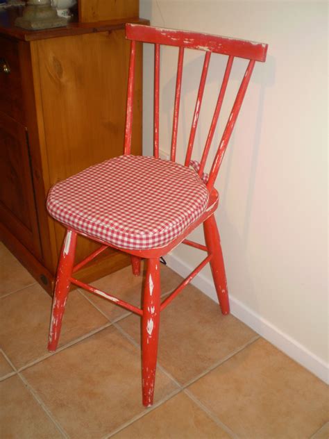 Soft and comfortable, this red gingham chair is perfect for both boys and girls! Shabby chic red chair and gingham cushion (com imagens ...