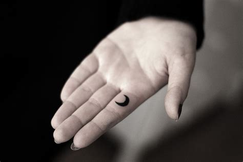 There are many cute finger tattoos designs, but the feather & moon tattoo has a different charm. Moon in the palm of your hand. | Tattoos 2014, Finger ...