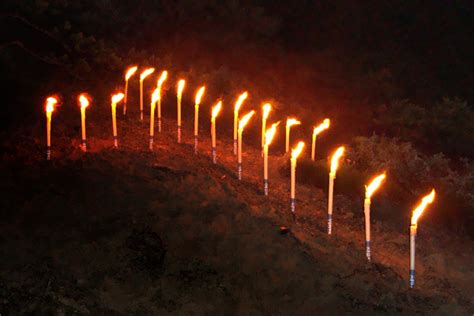 In der nacht des hochfestes der geburt johannes' des täufers lodern vielerorts in teilen österreichs, in süddeutschland und mitteldeutschland auf bergen so. Herz-Jesu-Feuer in Mils bei Imst - Mils im Bild