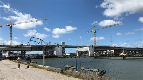 Den har två påfartsramper och en anslutande bro för kollektivtrafik (spårvagn och buss). Intensiv sommar för Hisingsbron | Trafiken.nu Göteborg