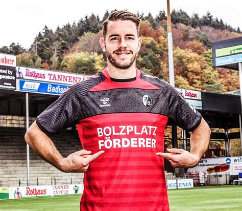 It shows all personal information about the players, including age, nationality, contract. Sondertrikot Hummel del SC Freiburg 2020/21
