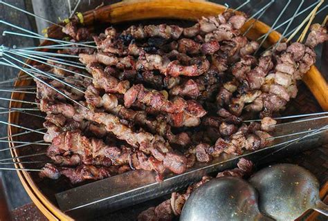 Sate ayam di warung ini terkenal karena bumbu kacangnya. Makanan Yogyakarta paling Legendaris yang Wajib di Coba ...