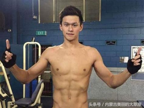 Jun 16, 2021 · 大陸女星趙麗穎擁有高人氣，近期她拍攝洗髮精廣告曝光，以幾近素顏的淡妝出鏡，身穿一件淺黃色連身裙，粗肩帶與收腰細節襯托下宛如少女般逆齡，絲毫看不出趙麗穎的真實年齡，而眼尖網友也挖出該套裙裝竟出自平價快時尚品牌，僅台幣2千元有找。 看了孫楊的肌肉，再看寧澤濤的肌肉，網友：我想起了一支球隊 - 每日頭條