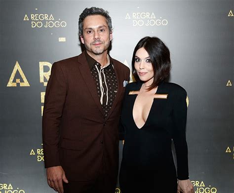 Em cerimônia discreta, alexandre nero e karen brustolin oficializaram a união na tarde deste sábado (25) em um sítio no recreio dos bandeirantes, no rio de janeiro. Festa de 'A Regra do Jogo'; o que teve: selinho de Susana ...