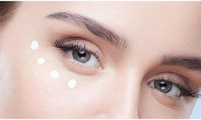 Karena kulit bertindak seperti spons untuk memperoleh apa yang diperlukan, maka hindarilah menerapkan krim langsung ke jaringan lunak. 10 Rekomendasi Eye Cream Terbaik (Update Terbaru 2021)