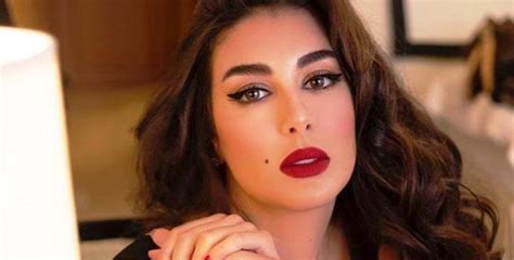 فاجأت الممثلة ياسمين صبري الفنانة إسعاد يونس بكونها متزوجة من «رجل سلم» ( رياضي)، قائلة إن طوله 190 سنتيمترًا، وأكدت أنها كانت وراء سبب زيادة وزن زوجها 20 كيلو خلال 6 أشهر. ياسمين صبري تثير الجدل بعد سفرها بطائرة خاصة في زمن ...