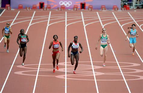 ﻿400 metros los 400 metros lisos o 400 metros planos es una prueba de velocidad mantenida del atletismo actual en la que los atletas corren por cada carril que se divide la pista, situándose adistintas alturas para así evitar que las personas de los carriles exteriores recorran más metros que los de los. Brasileiras não conseguem classificação para semifinal dos ...
