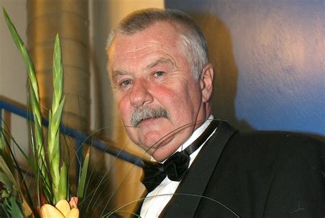 Vystudoval na damu, roku 1969, a na dlouhou dobu se stal členem souboru rdnz. Ladislav Potměšil musel pověsit herectví na hřebík ...